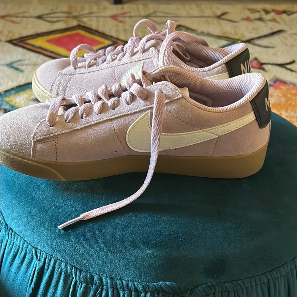 Nike White and Purple Sneakers Low-Top Design